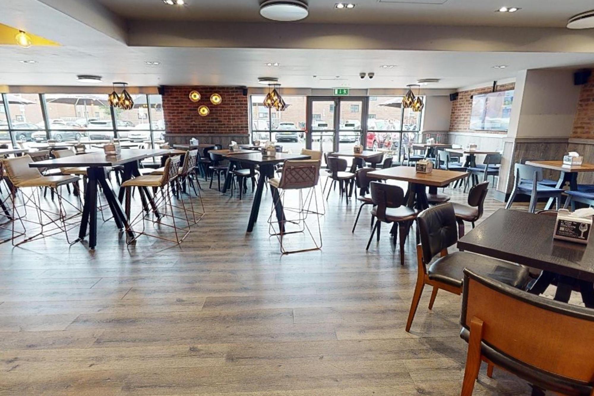 Village Hotel Swansea Eksteriør billede